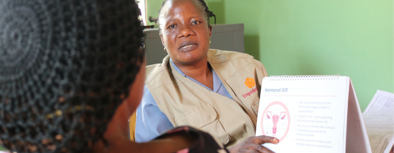 Health care worker shares information on the hormonal IUD with a patient in Nigeria.